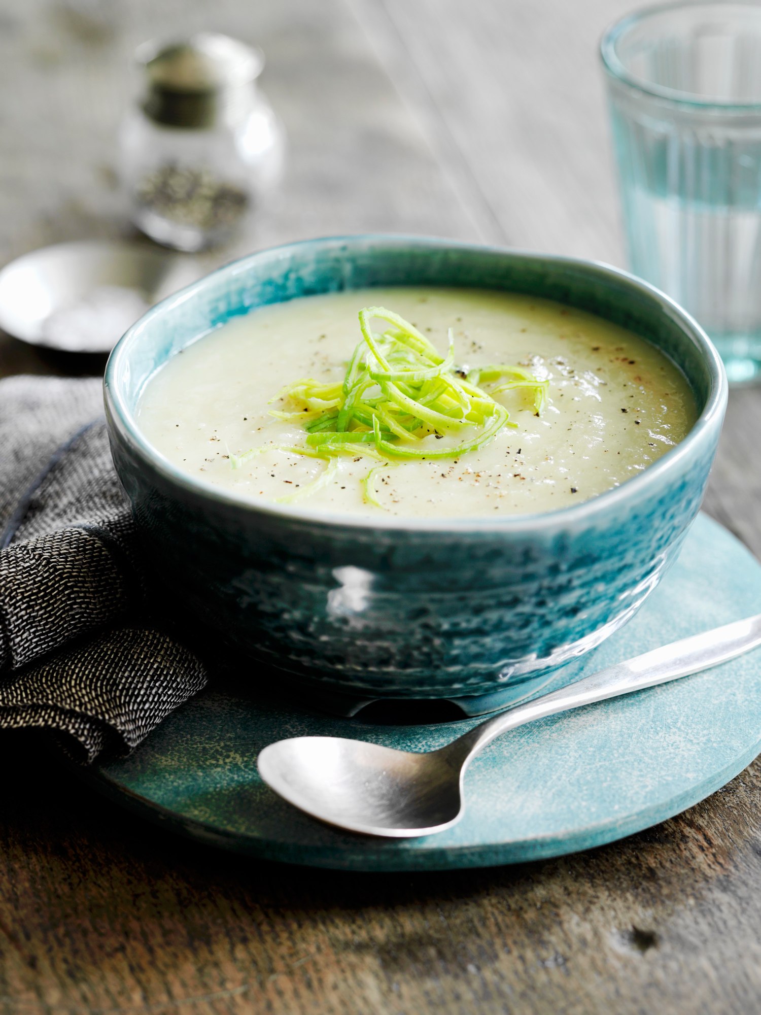 Cauliflower leak soup. A low carb vegan alternative to potato leak soup.